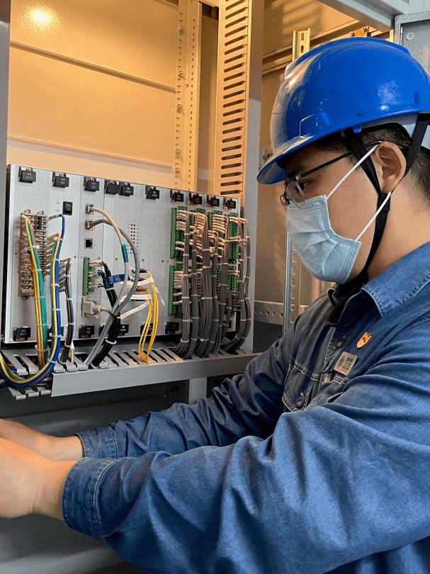 5月16日,宝鸡公司组织继电保护工作人员兵分两路,分别前往330千伏马营