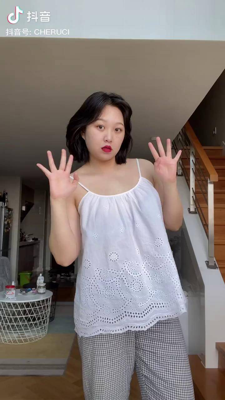 今日份的野餐小裙裙微胖穿搭短发ootd法式春游穿搭帽子控原相机