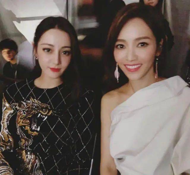 看了迪丽热巴跟别人的合影才发现她的颜值有多优越