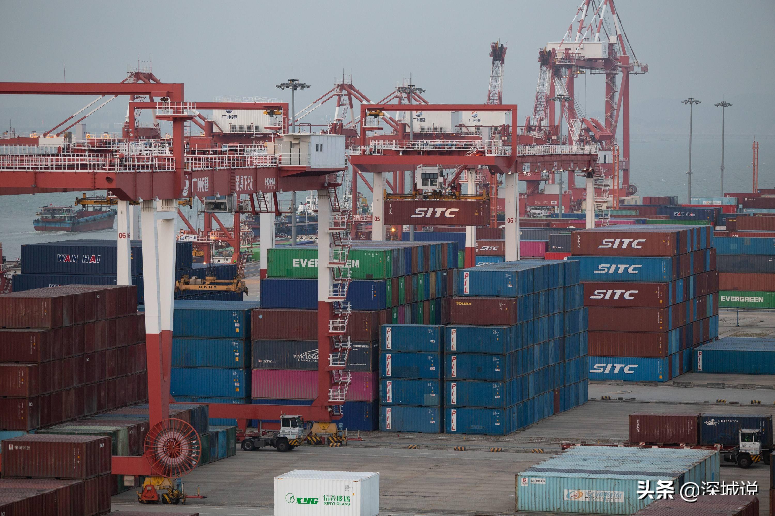 广州港南沙集装箱码头航运忙实拍集装箱进出口现场