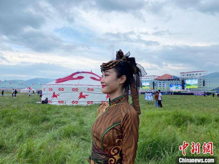 乌兰牧骑新青年破土的嫩芽要做脚粘泥土的艺术家