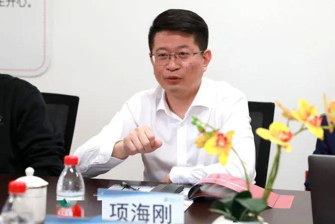 调研中,项海刚充分肯定了"胜利魔方"作为治理新平台的优势,并指出学校