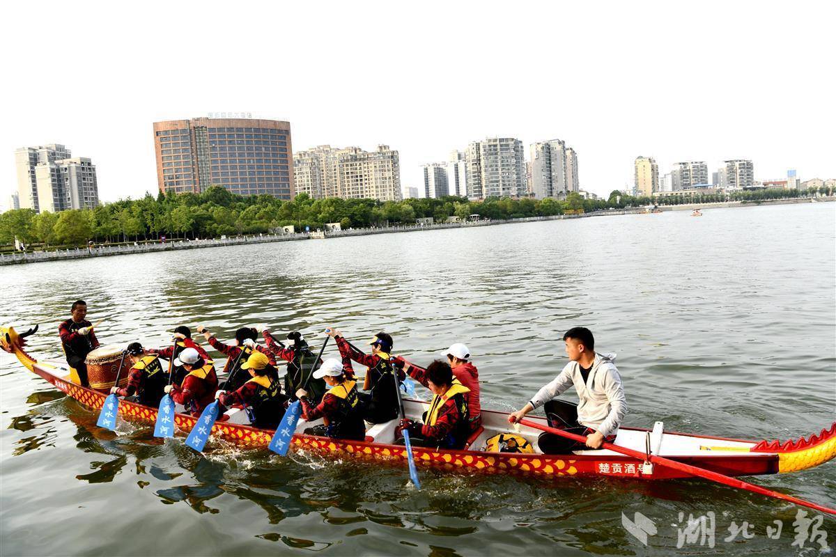 宜城:鲤鱼湖中赛龙舟_襄阳市_湖北省_郑新涛