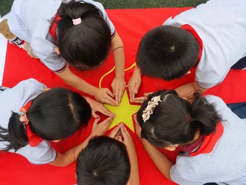 梦因祖国而灿烂,歌唱心中最美的中国少年强则国强,少年智则国智.