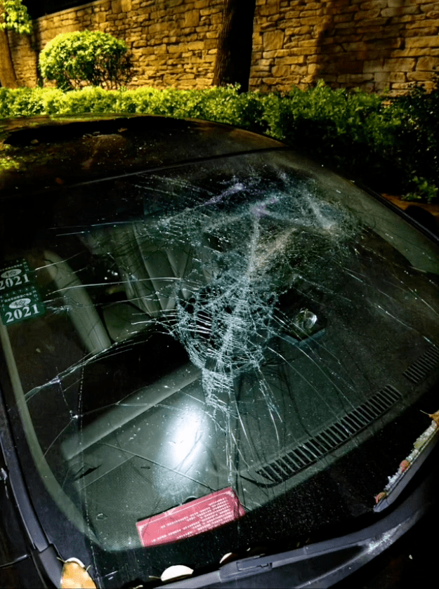 凌晨中山一男子仅穿内裤在马路上疯狂砸车打人