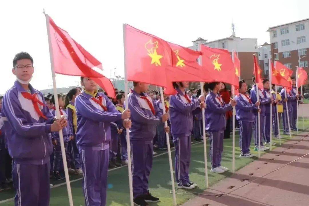 喜迎二十大争做好队员杭锦后旗陕坝小学奋斗小学开展庆六一主题队日