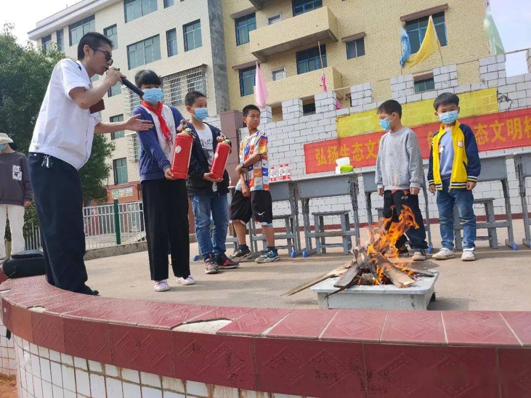 请进来——小水镇中心完小邀请衡阳市消防专家到校开展应急演练培训