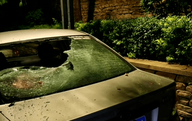 凌晨中山一男子仅穿内裤在马路上疯狂砸车打人