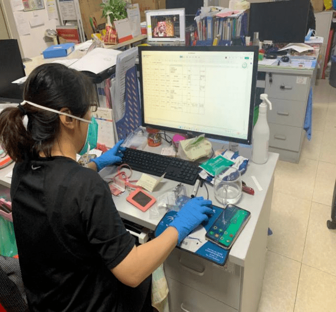 这是碧波园小区经历的第二次严重疫情,很多居民心里是慌的,有的担心