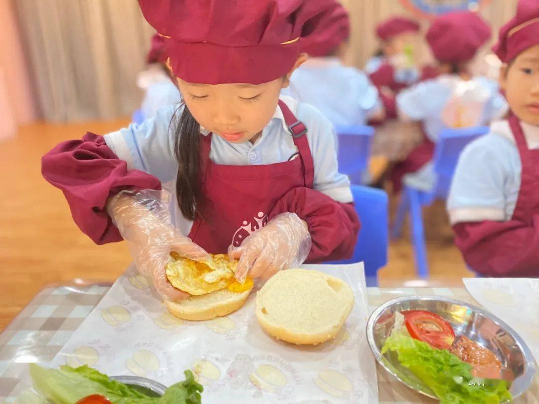 【舌尖上的美食】——福娃幼儿园汉堡包diy活动_孩子_朋友_美味