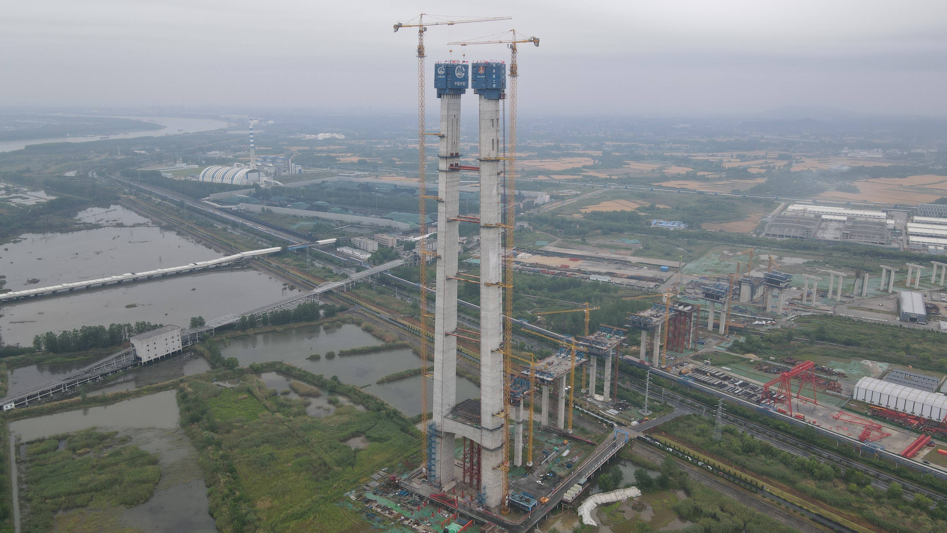 国内最大跨度单层悬索桥南京仙新路过江通道主塔封顶