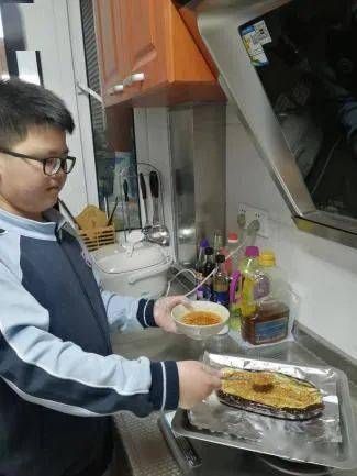 翔61主题活动打响劳动防疫战宅出居家小能手南翔中学劳动教育主题