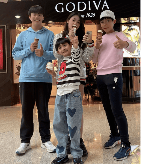 她就是某音拥有780w粉丝,住着上海上亿别墅,还是哈佛顶级学霸的abcd妈