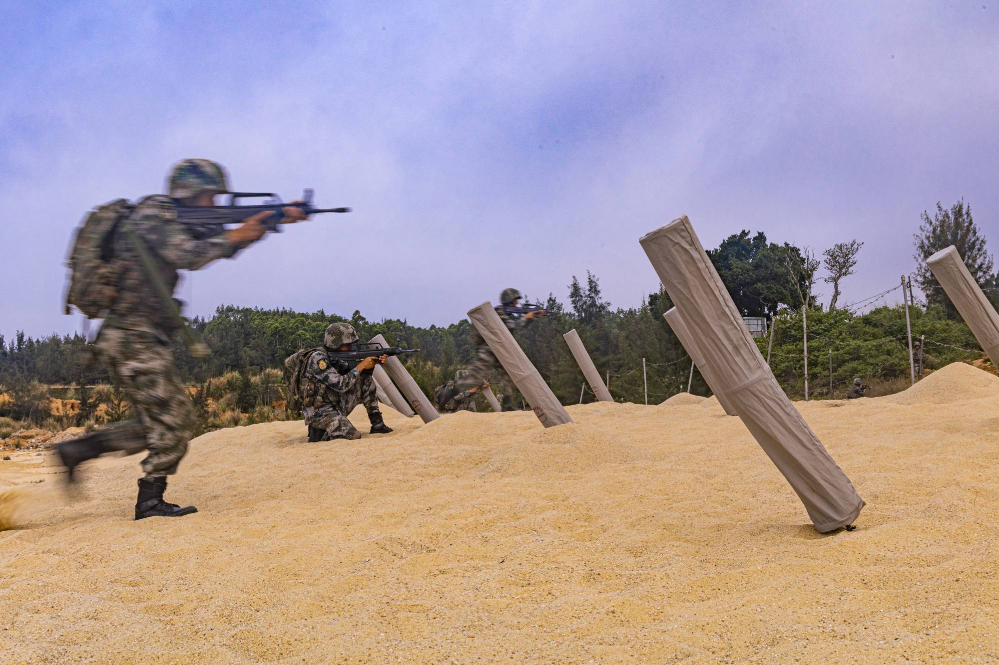 陆军第75集团军某合成旅开展渡海登岛穿插渗透演练_本领_甘伟鹏_邹