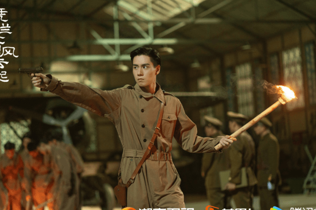 《凭栏一片风云起》聚焦1937年-1945年时期,北平的三个知识分子家庭的