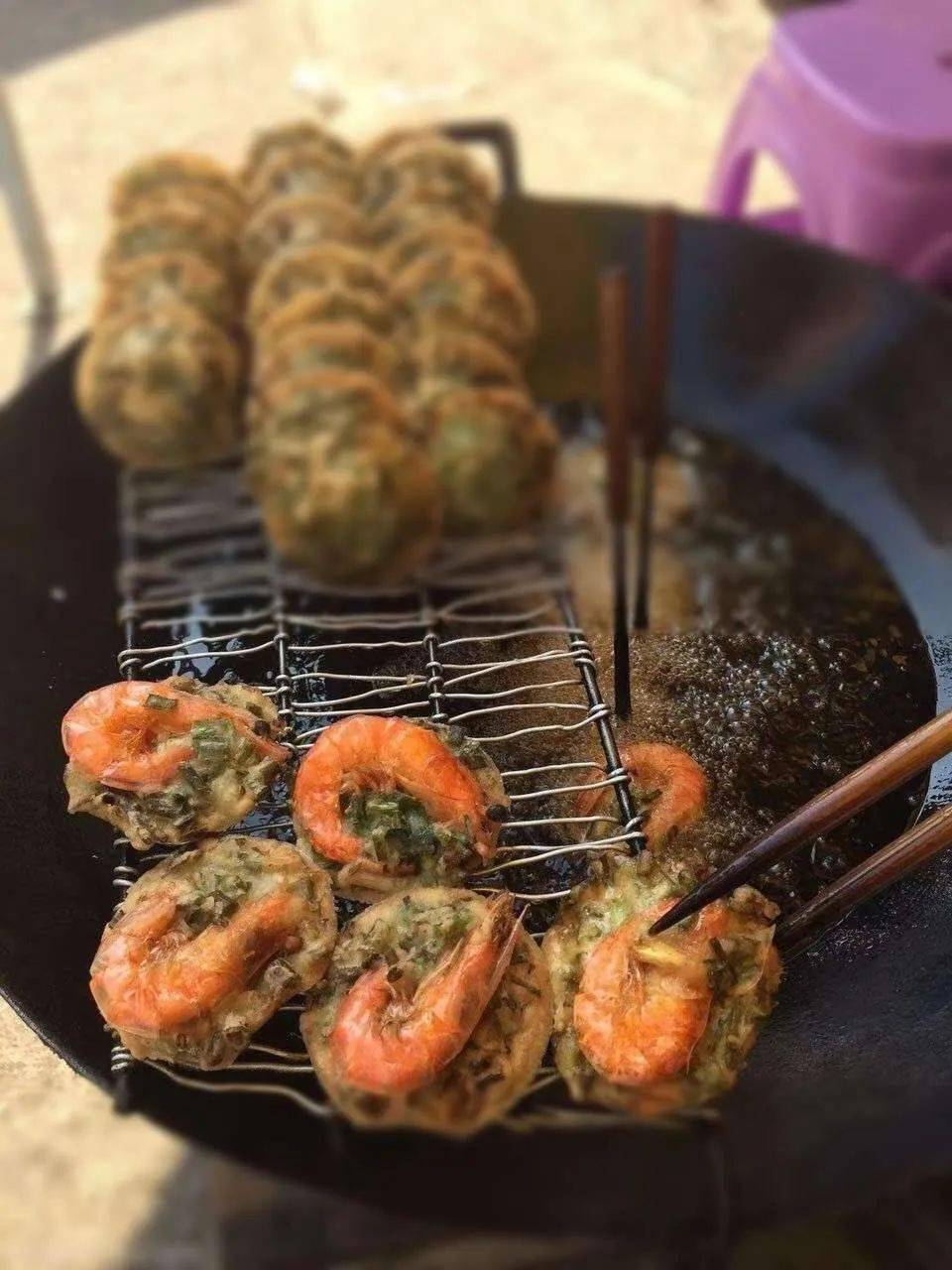 吃一口就好像回到那小时候,大家放学后围在小摊,一起等虾堆的出锅那一