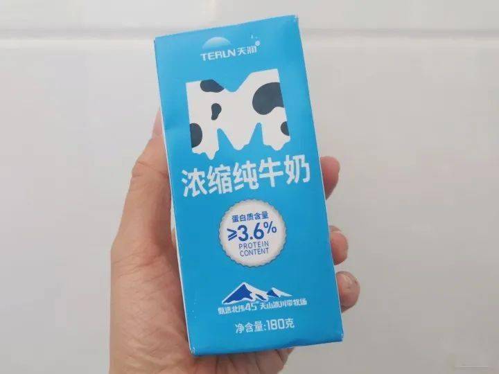 天润浓缩牛奶源自天山牧场,这款牛奶的营养成分相当好了,每100g牛奶