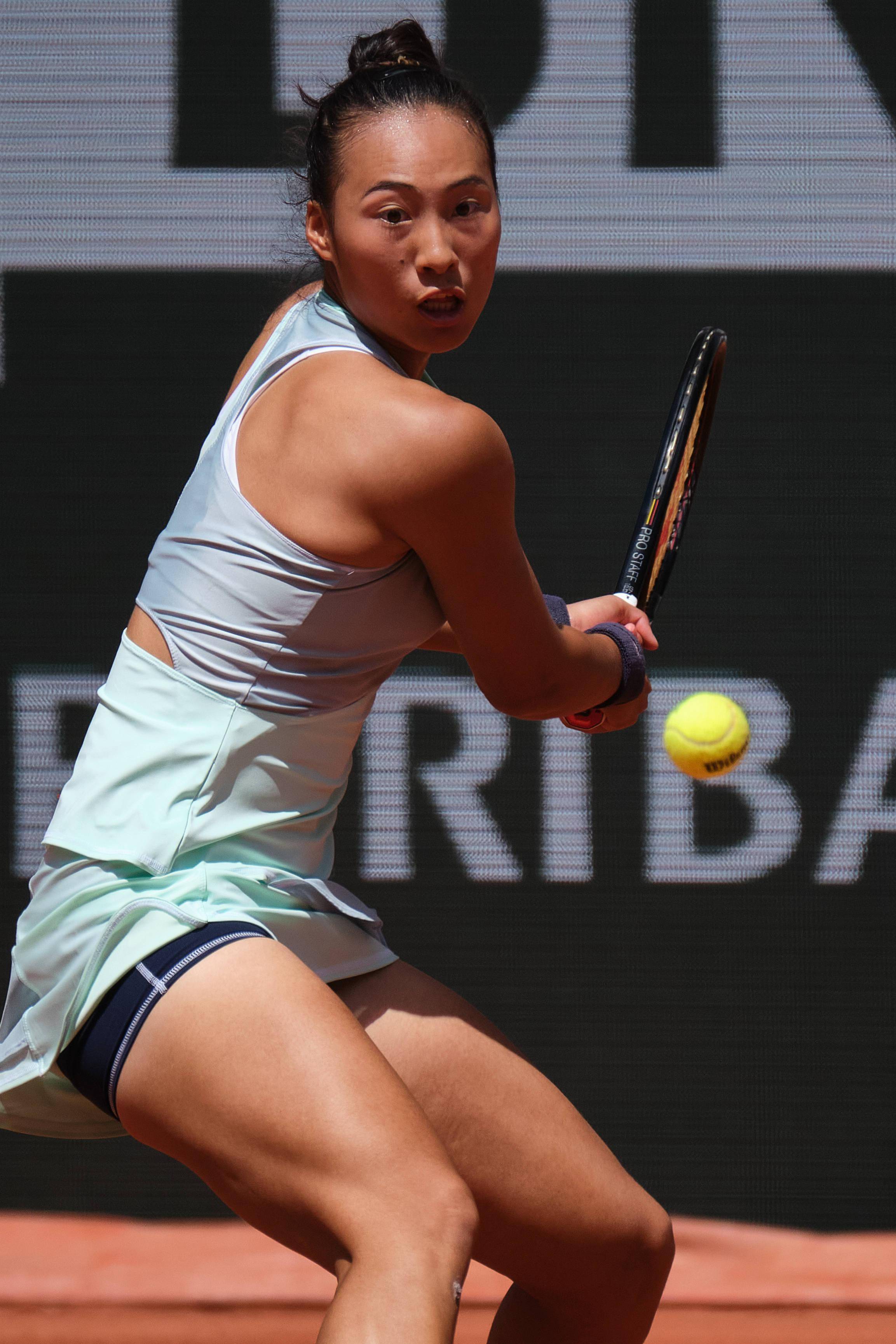网球公开赛女子单打第三轮比赛中,法国选手科内中途因伤退赛,中国选手