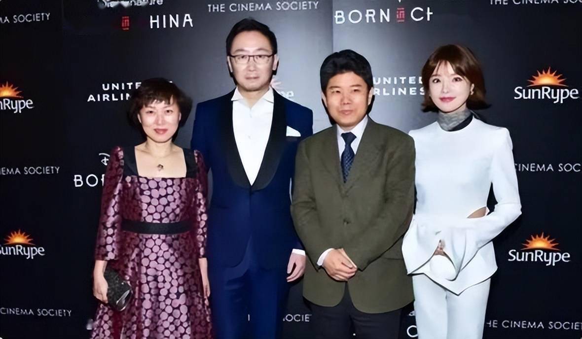 陆川妻子也太美了穿白色镂空套装知性大方看得出身材挺纤细