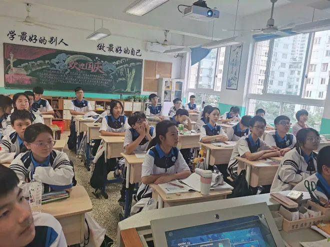 在永嘉县瓯北第五中学,学校组织开展"为无废校园,做节水小公民"主题班