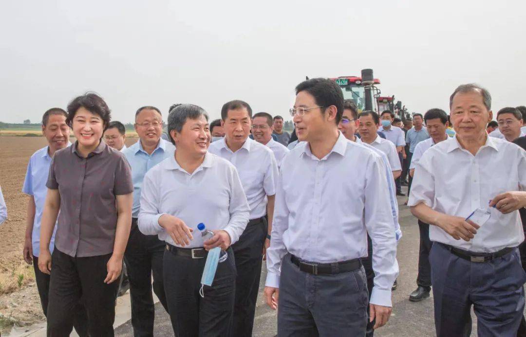 雨润风调入夏炎河东小麦早开镰运城市小麦收获开镰仪式在盐湖区解州镇