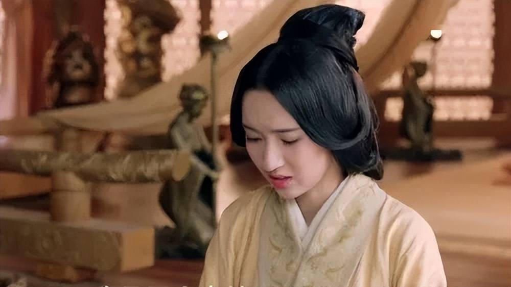 曹丕想要谋朝篡位,就遣使者去逼汉献帝让位,曹节当场大骂曹丕,使者