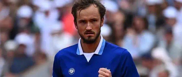 法网 DAY7 梅德维德夫、西西帕斯挺进16强 卢布列夫与辛纳成功会师_vs_男单_列夫