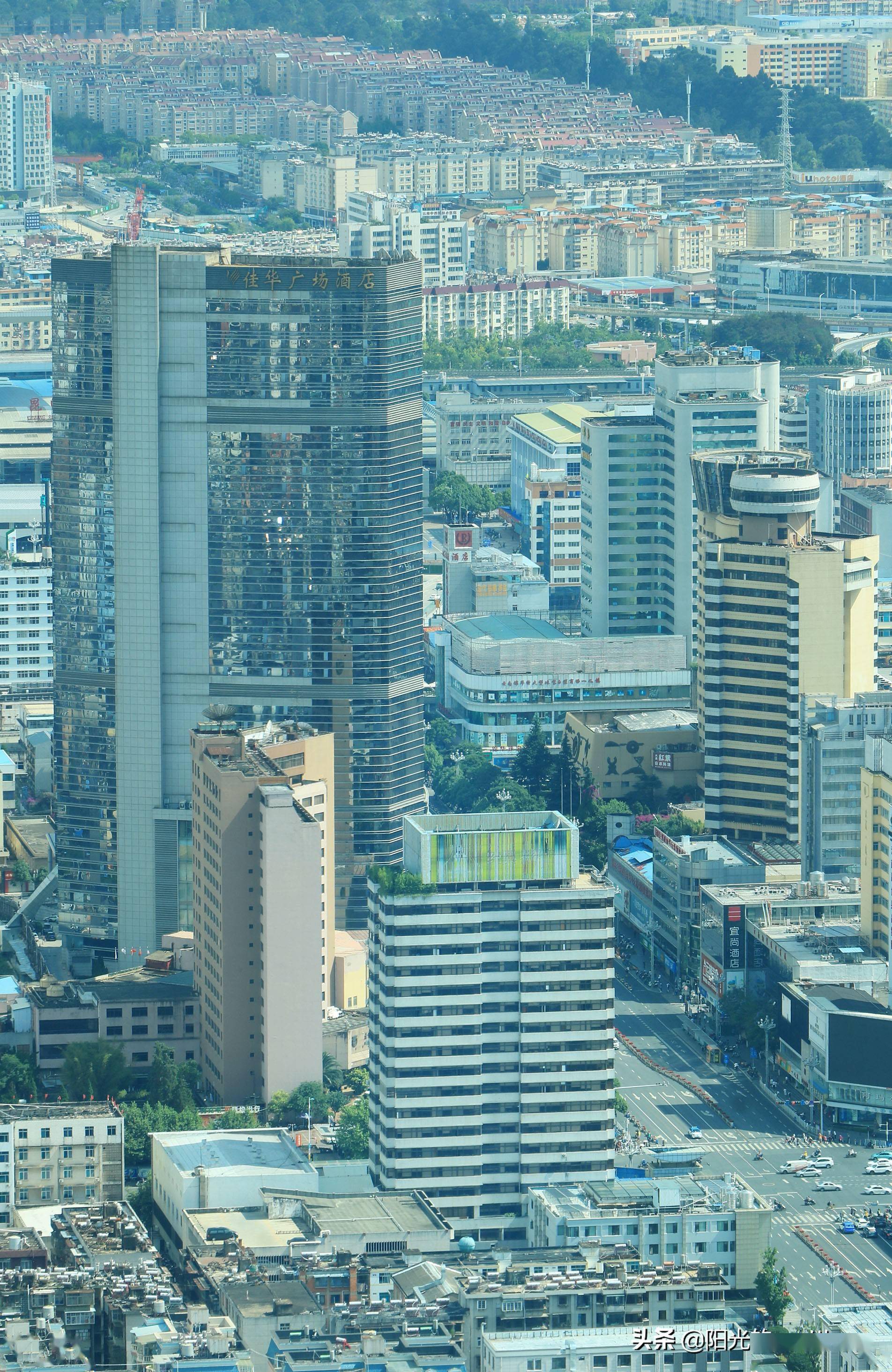 在昆明最高地标俯瞰城市风景,举目远眺城市风景美