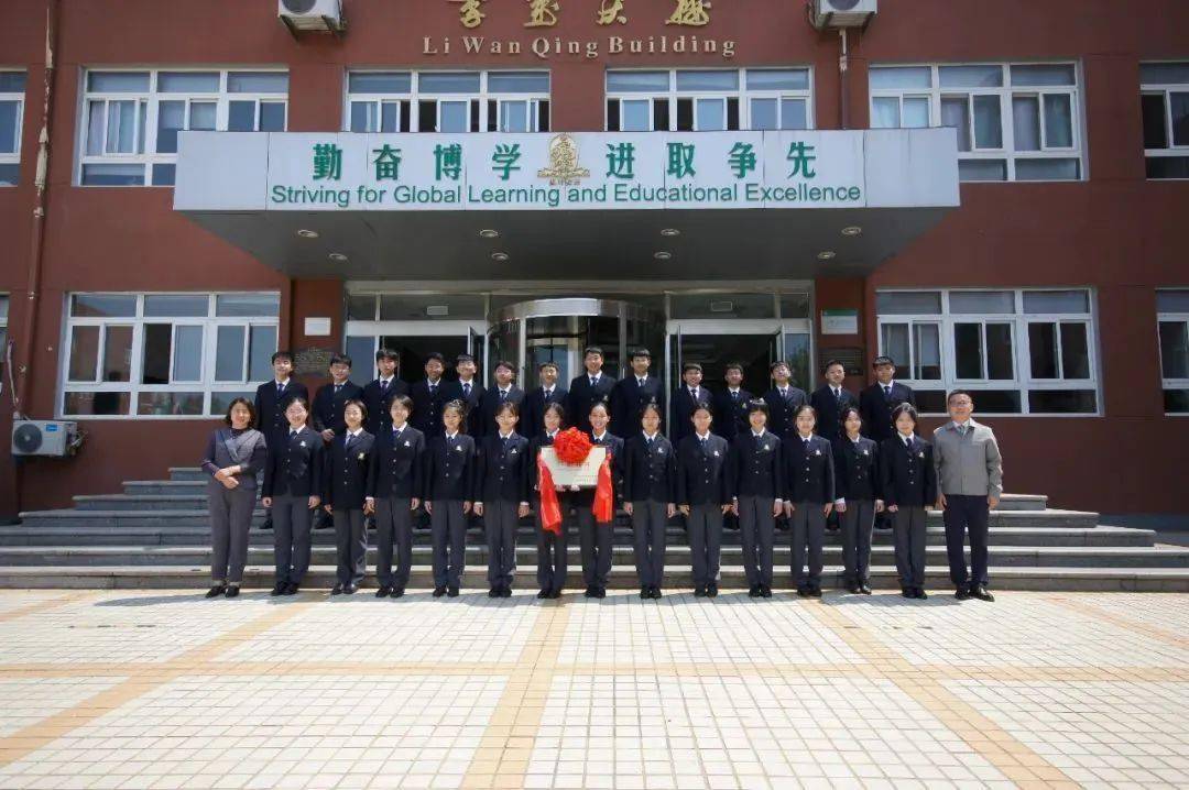 大连枫叶国际学校校服图片