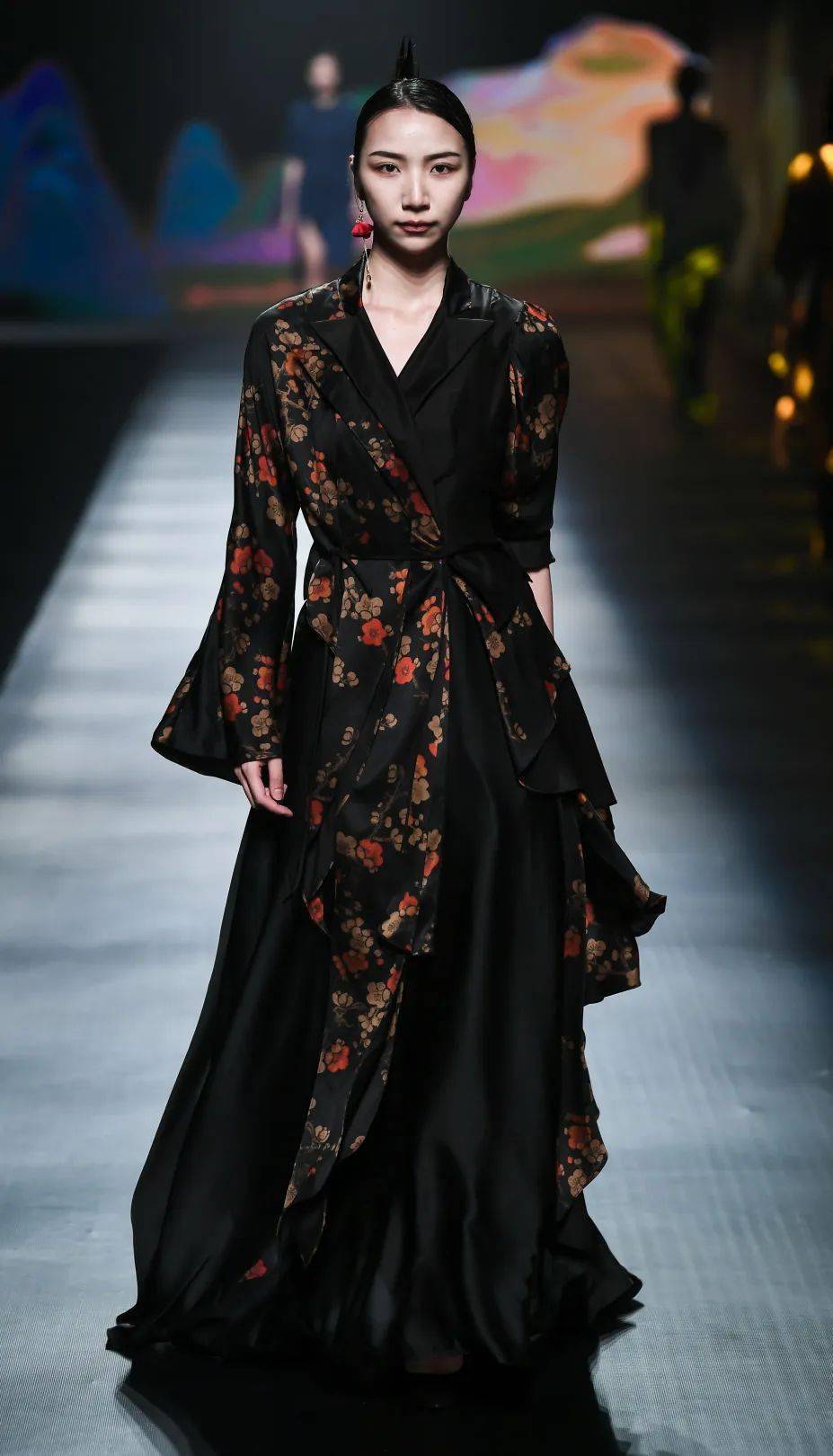 兰悦东方禧媚莲依植物染丨香云纱的新中式时尚大秀