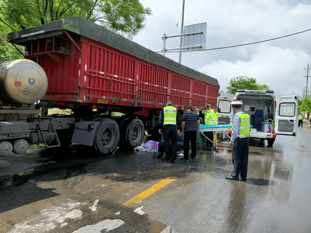 長治1大車撞人了