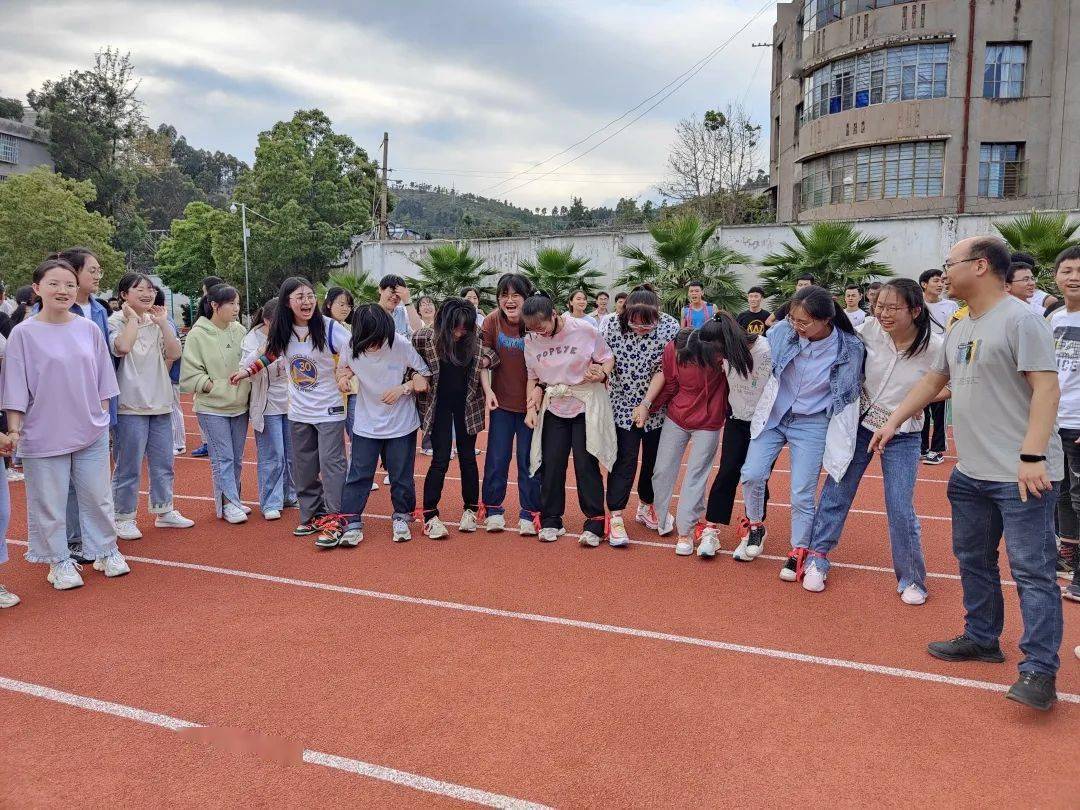 会东县中学组织高三年级学生开展考前心理减压活动