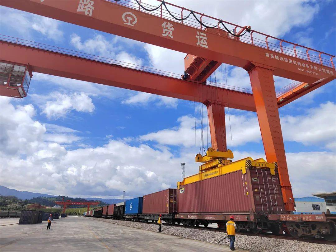 跨过清水河前面就是印度洋中缅新通道国际铁路班列再添新线路