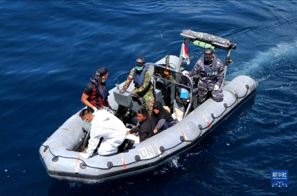 印尼搜救人员又救起14名渡轮倾覆事故落水者