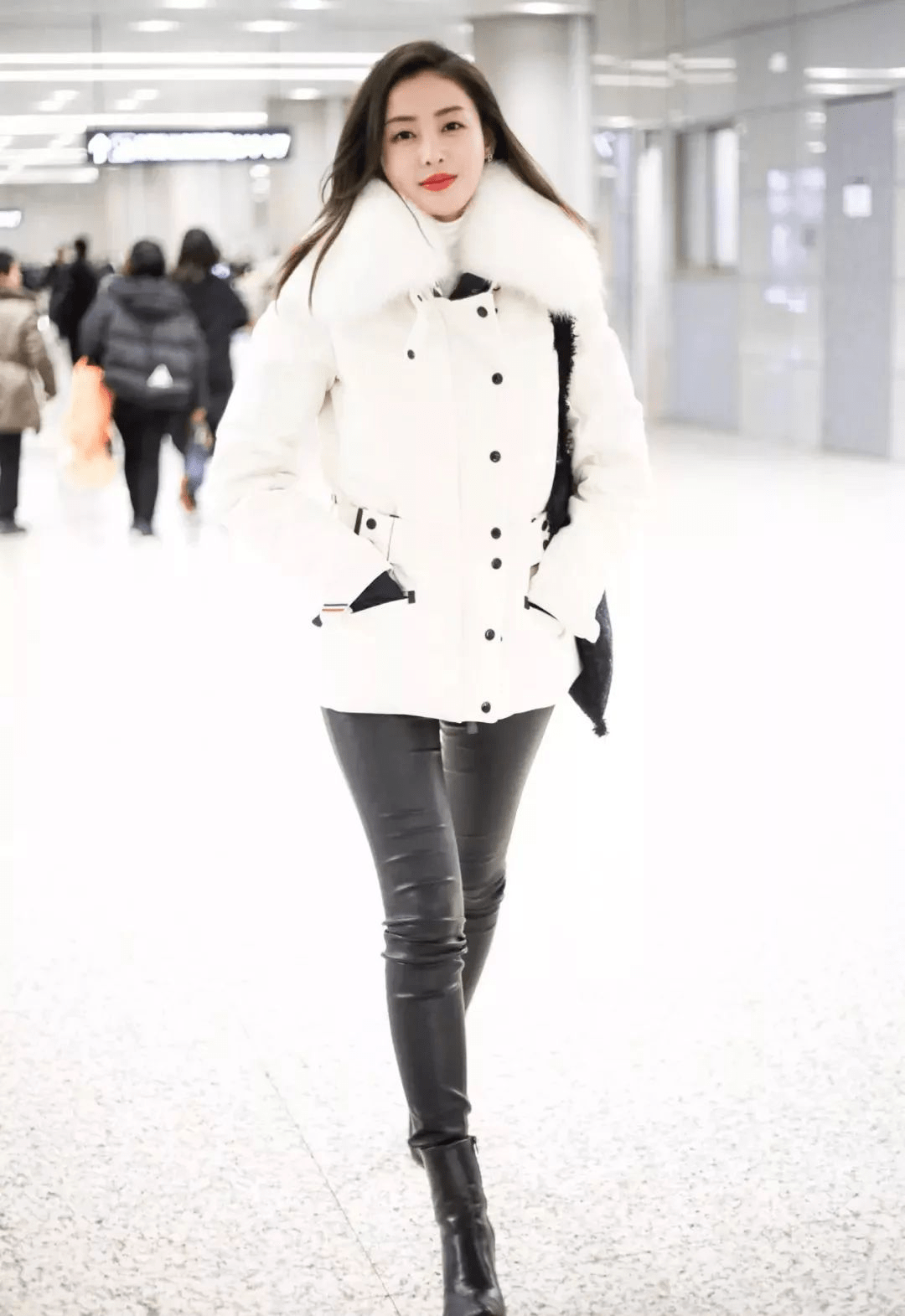 范冰冰和李晨当年在冰天雪地里撒狗粮穿的就是moncler的羽绒服,简直是