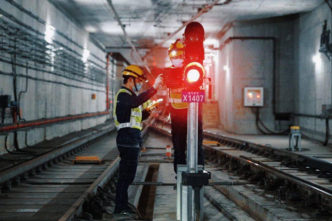 地铁人的一天信号检修工守护线网安全的神经外科医生