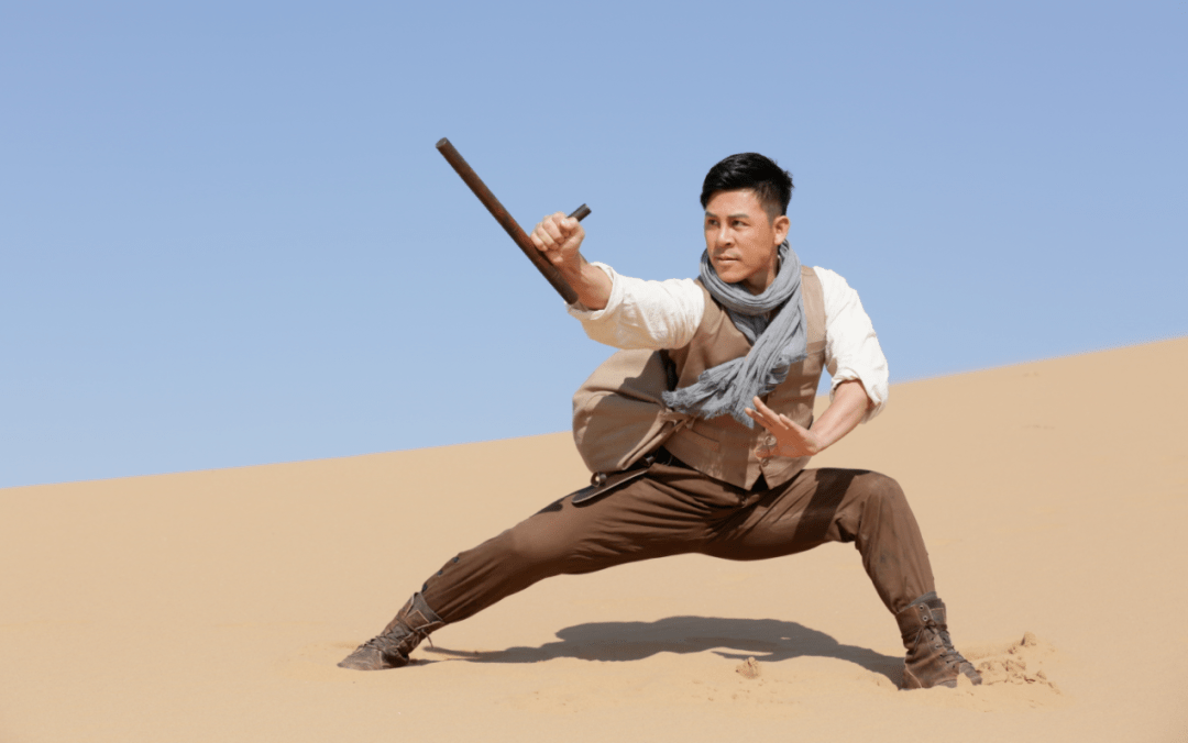 他参演动作片《功夫》,饰演"七十二路"苦力强,才真正令观众熟悉