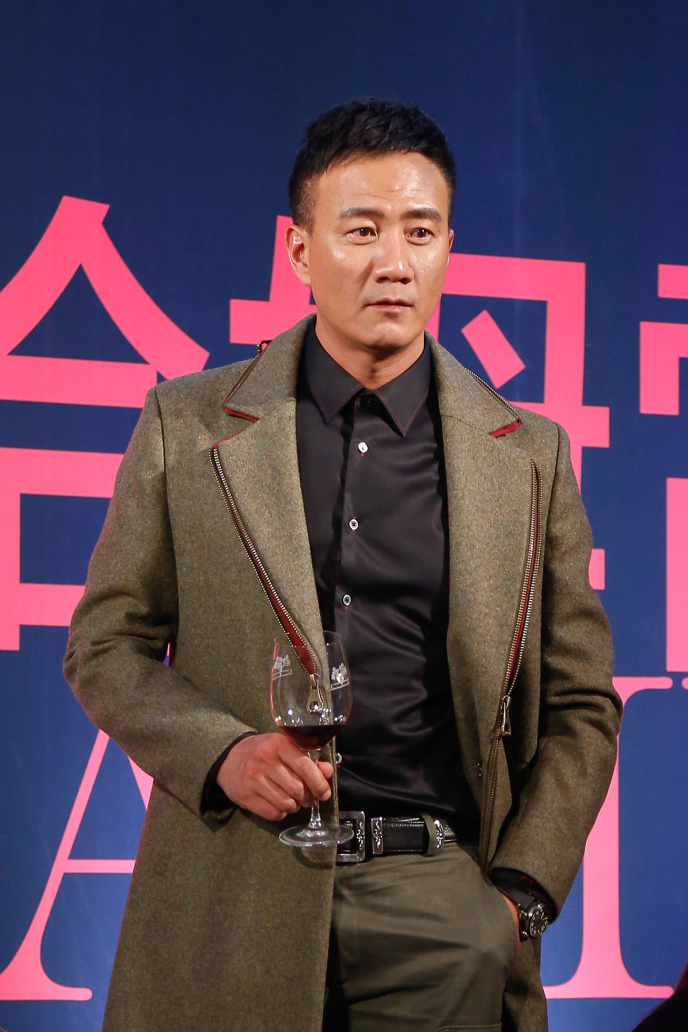 胡军娶师妹卢芳,家庭事业两头旺,生下儿子认刘嘉玲当干妈_康康_胡军