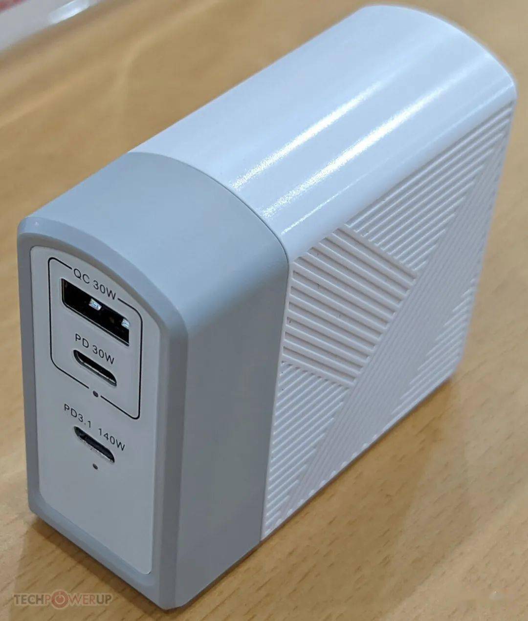 wiipower在台北电脑展秀340w氮化镓笔记本充电器用于笔记本体积硕大