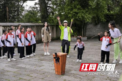 在本期节目中,栏目组特别邀请了湖南卫视主持人"李莎旻子"