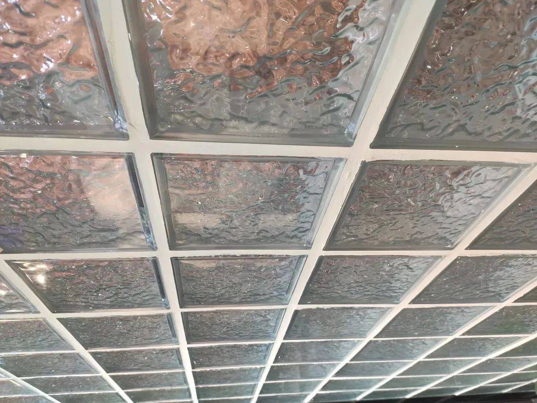 大面积砌筑,不建议采用这种方式 稳定性不强第三种 把穿孔水晶砖,直接