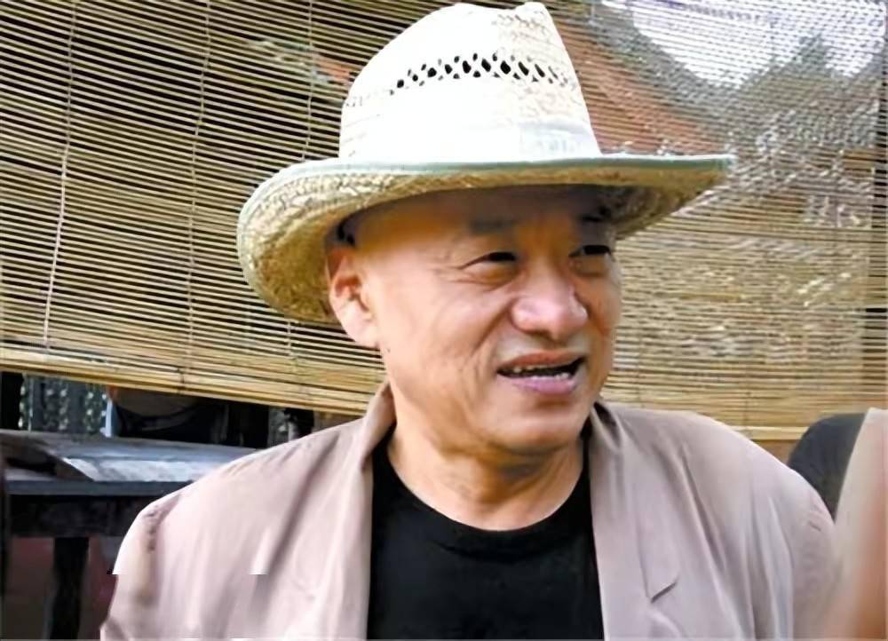 77岁凌峰定居泰国皮肤松弛眉毛发白山东话配墨镜锻炼太滑稽