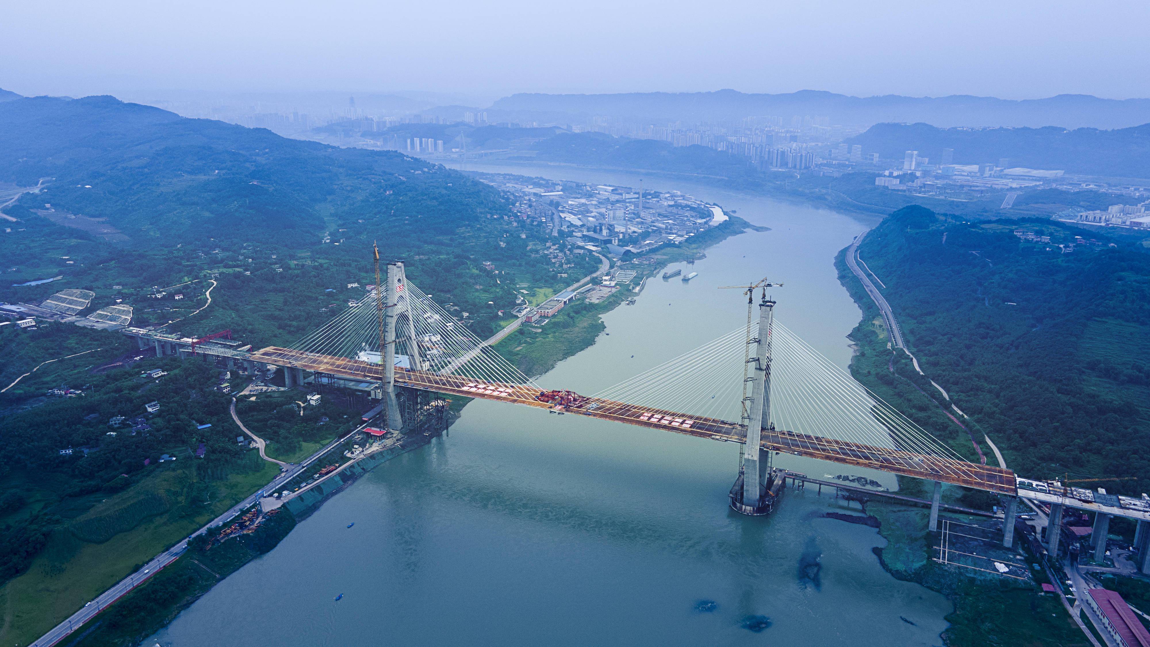 一个世界之首两个世界之最宜宾临港公铁两用长江大桥顺利合龙