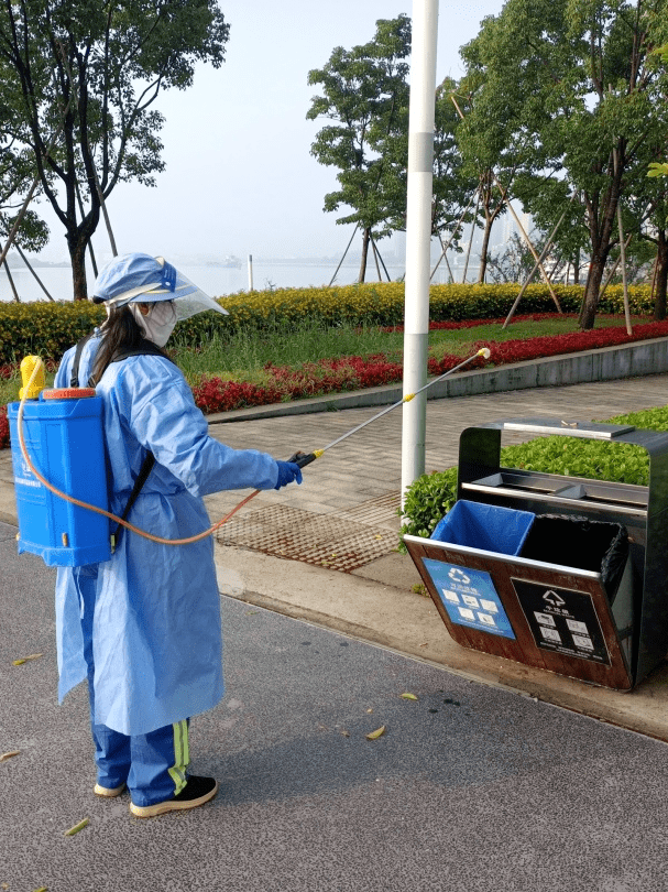 本市开展公共环境集中清洗确保市容环境整洁有序