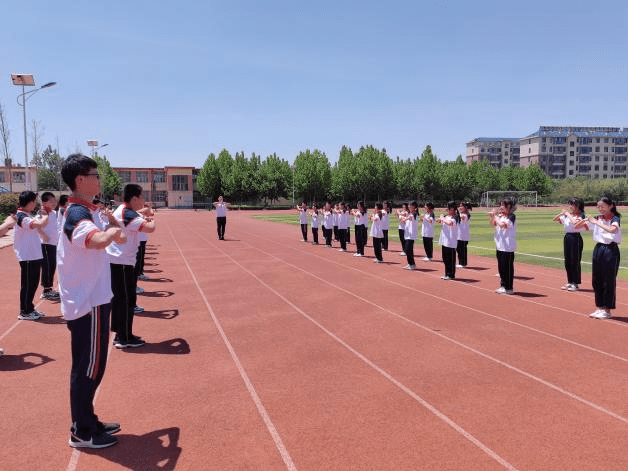 臨沂城投體育產業集團聯合臨沂棗園中學開展大手牽小手永遠跟黨走志願