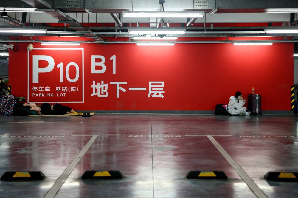 5月29日晚,等待次日出发的旅客在p10停车库内留宿.