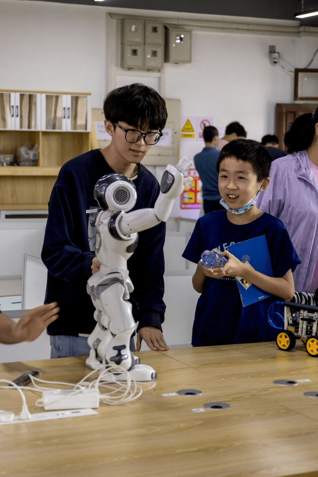 六一特别节目丨点燃少年梦想去认识聪明的机器人