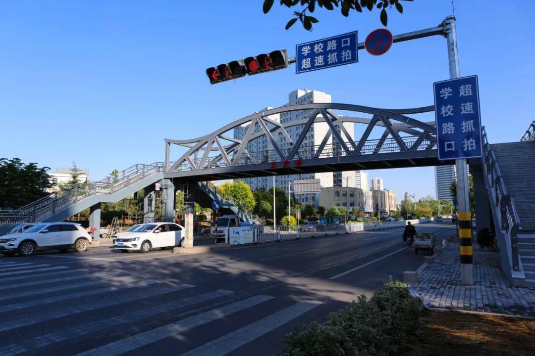 沂水第三座过街天桥正式投入使用