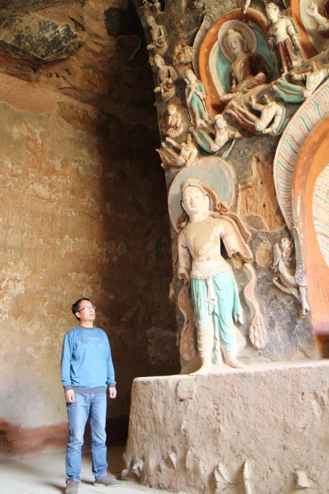 刘国虎在检查洞窟第一次进入金塔寺石窟时,刘国虎什么也看不懂,但他