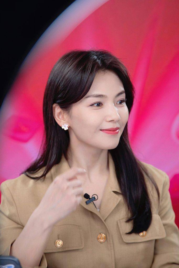 刘涛直播花絮写真曝光 穿驼色西装套装知性温柔_工作_刘涛_直播